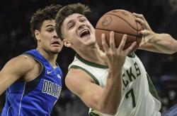 九游体育-关于莱万多夫斯基爆冷击败曼联，问鼎冠军引爆全场！的信息